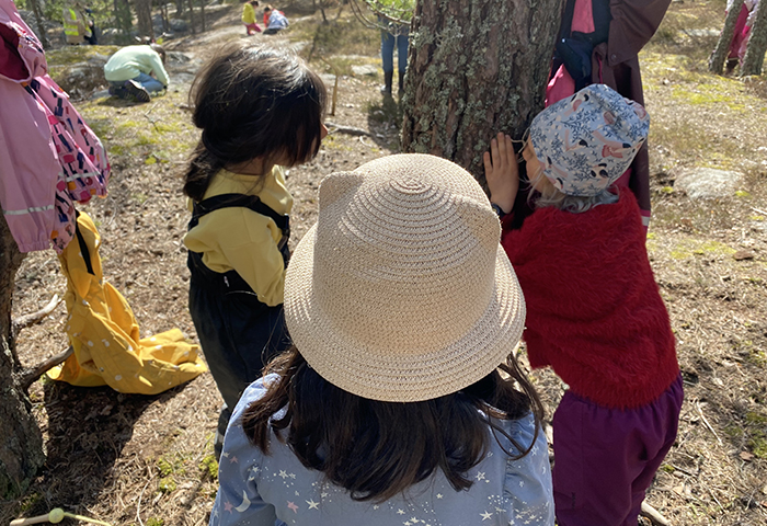 Barn som undersöker naturen