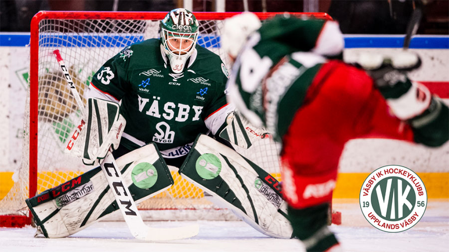 En utespelare skjuter ett skott mot målvakt.