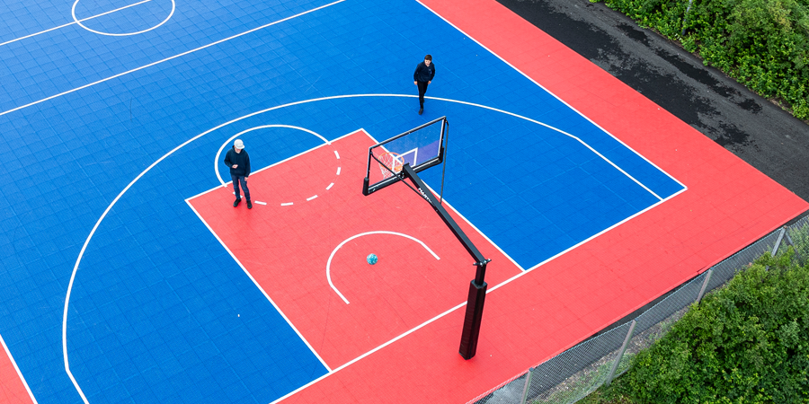 Två pojkar spelar basket på Pias Court i Bollstanäs. Fotograf är Jesper Lundberg.