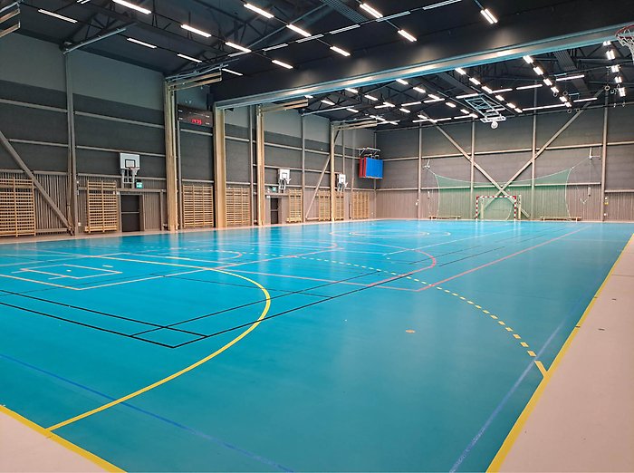 Virahallen sporthall. Blått golv.