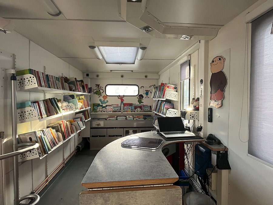 Den gamla biblioteksbussen från insidan där det finns böcker för utlåning.