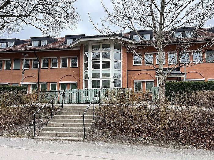 Bild på Marieborg från utsidan. Boendet är byggt av tegel. Framför boendet finns en trappa.
